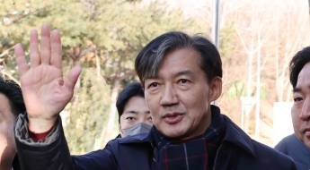 "감옥이라 못 보지만, 재미있다고"…조국 본인 '다큐' 개봉에 옥중 서신