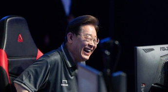 '롤' 체험한 이재명…"방향키 못 외우겠네, 포기" 두 손 들고 '하하하'