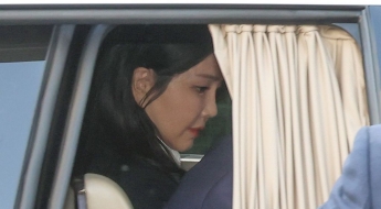 '건진법사' 샤넬백, 김건희 수행비서가 받아 교환…검찰 수사 확대