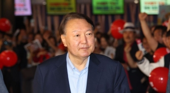 尹, 첫 공개 행보로 부정선거 주장 영화 관람…국민의힘은 선 긋기 