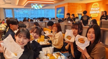토종 치킨버거 다 망했는데 맘스터치만 승승장구…日 전문가도 화들짝