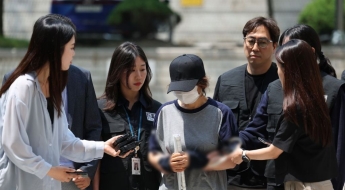 '남편명의 대리투표' 선거사무원 구속…