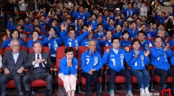 환호성·박수…출구조사 결과에 민주당, 