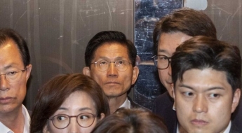 "왜 승복해" "부정선거다"…일부 지지자들, 김문수에 고성·막말