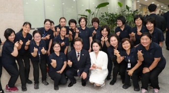청소노동자들 돋보이게 무릎 굽힌 李 대통령 내외…온라인 달군 한 컷