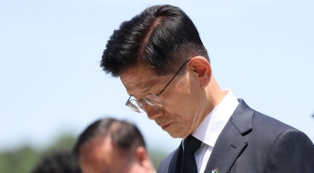 김문수, 또 공개 행보…현충원 참배에 '당권 시동' 해석도