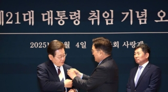 李대통령 공식 석상마다 '찢어진 태극기' 배지…이유는