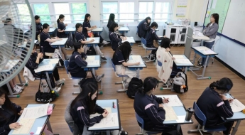 작년 수능도 'N수생 강세'…국·영·수 모두 고3보다 앞서