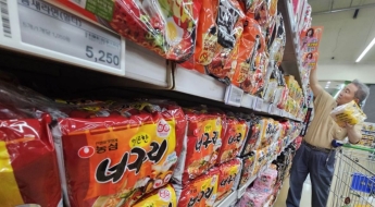 마트보다 비싼 편의점 봉지라면…폭풍성장, 왜?