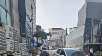 밤새 16시간 걸어 2만원 벌었다…새벽 고물상 앞 줄지은 노인들