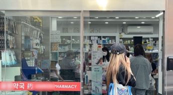 "올리브영엔 없어요"…외국인 관광객들 약국으로 몰려가는 이유는