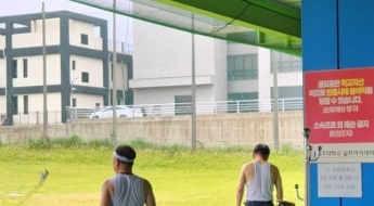 골프 연습장서 러닝셔츠만 입고…