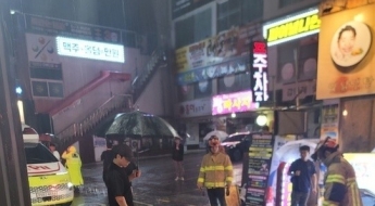 145㎜ 폭우 속 맨홀에 빠진 30대 여성…부산 상인들이 구했다