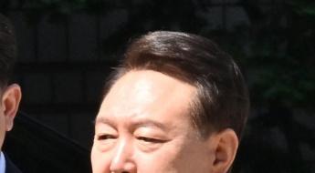 尹, 내란 특검팀과 첫 대면…'묵묵부답' 상태로 지지자 보며 '미소'