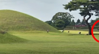 경주 왕릉서 골프연습한 남성…지켜본 외국인 관광객 '경악'