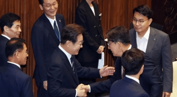 권성동 팔 툭 친 李대통령…무슨 말 했길래?