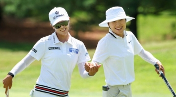 임진희와 이소미, 생애 첫 승 합작…연장 우승 버디