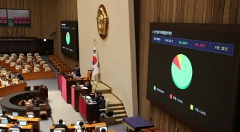 한발씩 물러선 與野, 쟁점법안 줄줄이 통과