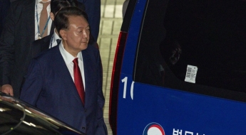 與 "尹, '방이 좁다' 감옥서 투덜…특권의식 끝을 몰라"