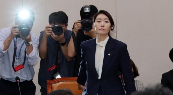 '위장전입' 논란에 눈물 참은 강선우…발달장애 자녀 가정사 소개