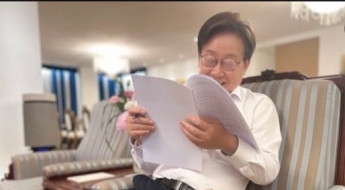 李 대통령 반려견 '바비' 공개…"아내한테만 자꾸 가 서운해"