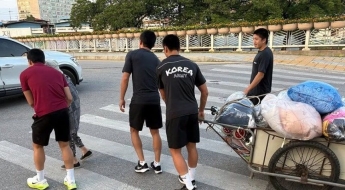 "리어카 끄는 할머니 도운 군인들"…누군가 보니