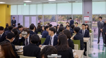 "국그릇에 가려진 대통령 얼굴"…국물까지 원샷에 직원들도 방긋 