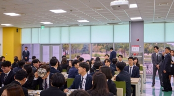 "벌컥벌컥" 이재명 대통령, 밥 먹다 '드링킹 샷' 포착