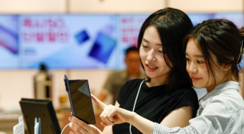 갤럭시Z 폴드·플립7, 104만대 예약폴더블 사전판매 신기록 세웠다