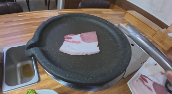 울릉도 '비계 삼겹살' 정체 밝혀졌다…"찌개용 고기 잘못 내놔" 업주 사과