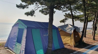"매너 없는 모습에 화가 난다"… 공공장소 점령한 해변 '텐트 알박기'