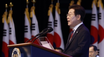 '광복절 경축사' 李대통령 "남북 원수 아냐…어떤 형태의 흡수통일도 하지 않겠다"