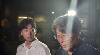 '차명거래 의혹' 이춘석 7시간 조사…