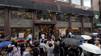 너도나도 뛰어들더니 '고등학생'도…요즘 난리난 핫플 보면 꼭 있다는 것[빵값의 비밀]