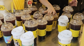 2000원짜리 '아아' 팔아 연매출 4억…'직장인 생명수' 되자 매장만 '10만개'