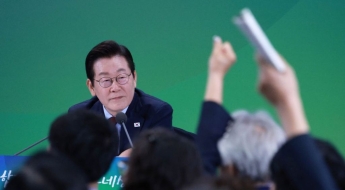 [폴폴뉴스]李대통령 지지율 4주간 상승세 꺾이고 54.5%로 소폭 하락