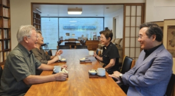 이낙연, 문재인 부부 만나 활짝 미소…與 지지층 