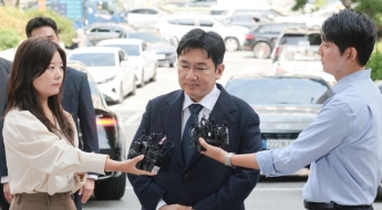 경찰, '1900억 부당이득 혐의' 방시혁 첫 소환…