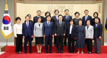 李대통령, 교육 최교진·여가 원민경에 임명장…1기 조각 완료