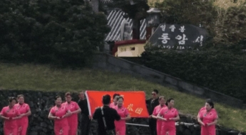 성산일출봉서 치파오 입고 춤춘 中 관광객들…