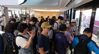 한강버스 운항 첫날 '만석' 행진… 4300명 탔다