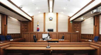 술 취해 지나는 여성들 추행한 공무원 혐의 인정…9년 전 추행도 드러나