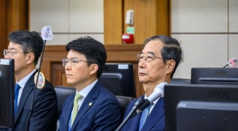 '계엄 방조' 한덕수 재판서 계엄 당일 CCTV 공개…윤석열 보며 '고개 끄덕'