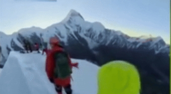 인생 사진 찍어주려다 '스르륵'…5588m 산 정상서 안전로프 푼 中 남성 결국