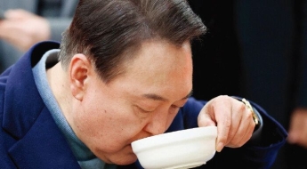 尹, 경호처가 기미상궁?…구치소서 끼니마다 독극물 검사