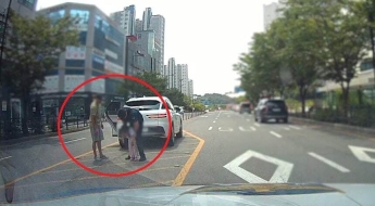 비상등 켠 채 멈춘 SUV 다가가보니…순찰하던 경찰, 5살 아이 구조