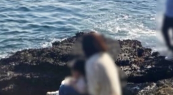 '관광'하러 온 건지 '민폐' 끼치러 온 건지…천연기념물서 아이 용변 본 中 관광객