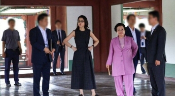 '슬리퍼 차림' 김건희, 휴관일에 경호원들과 경회루 갔다…그 옆사람 누군가 보니