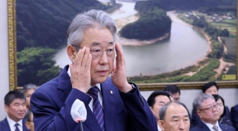 '23억원어치 휴대폰 쐈다' 비리 온상 농협중앙회…회장은 '1박 222만원' 황제 출장