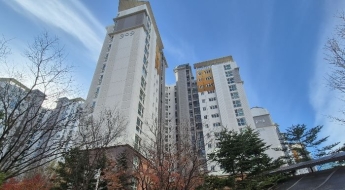 "이게 아직 되네"…부동산 규제 틈 보이자 돈 싸 들고 몰린 사람들, 경매시장 '활활' [부동산AtoZ]